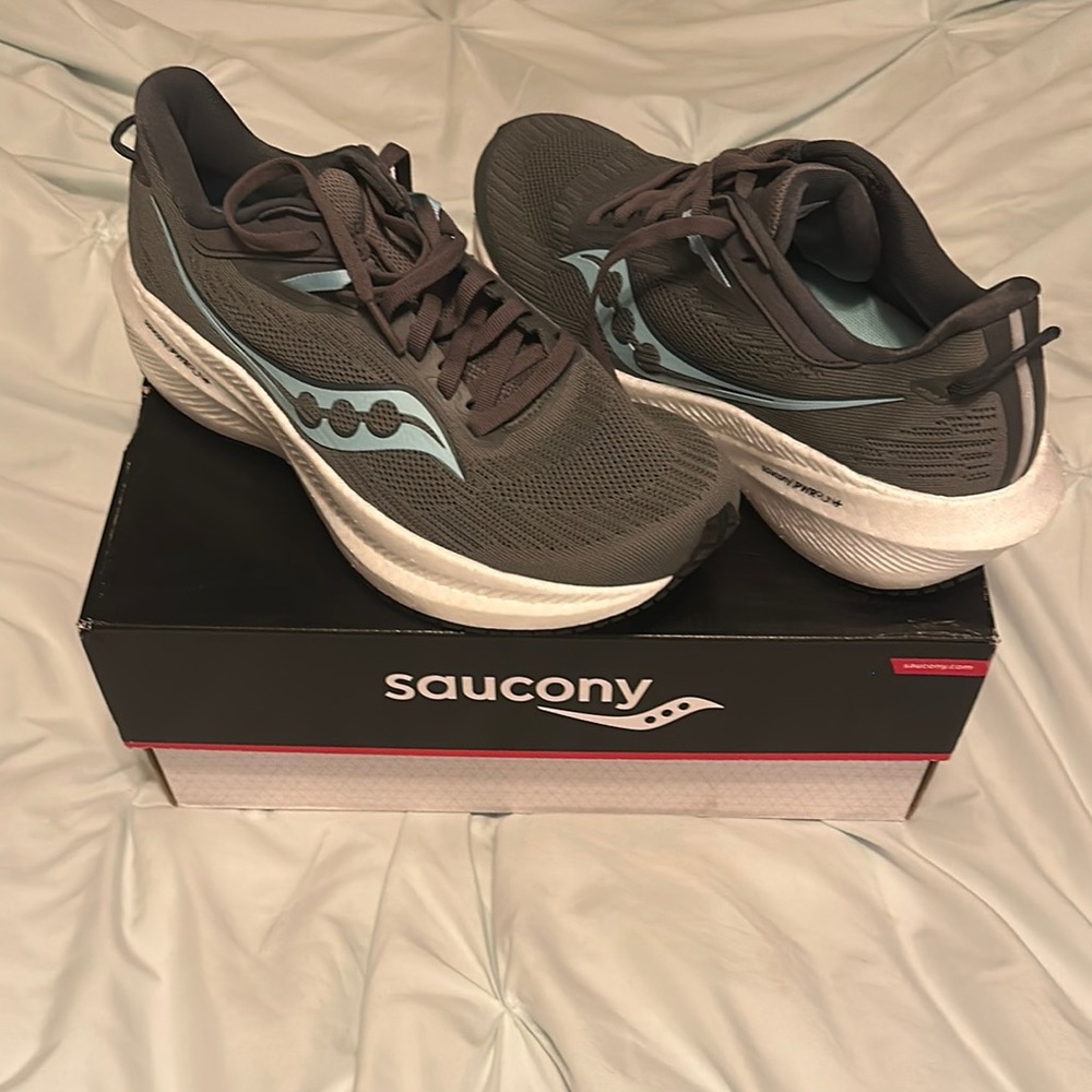 NWT Saucony Women’s Triumph 21